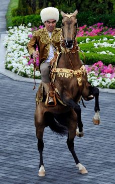 قربانقلی بردی محمد اف رییس جمهور ترکمنستان سوار بر اسب در جشنواره بین المللی انتخاب اسب زیبا در شهر عشق آباد