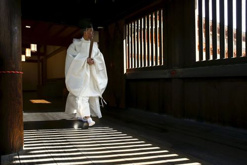 انتظار یک راهب برای حضور مقامات دولتی در معبد یاساکونی در توکیو