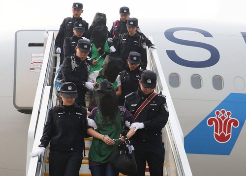 انتقال مظنونان به کلاهبرداری دیپورت شده از کنیا به فرودگاه بین المللی پکن