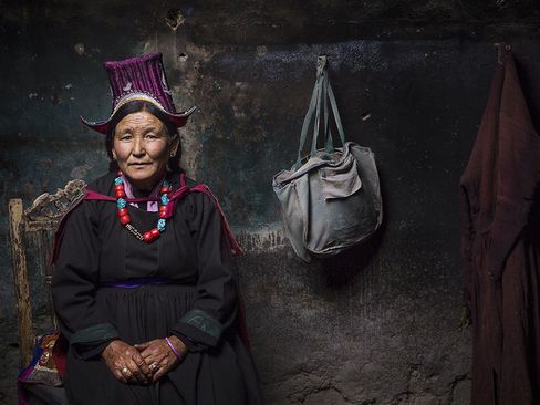 یک زن تنهای تبتی در خانه