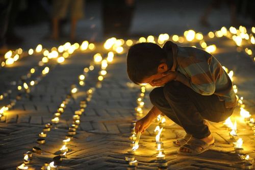 روشن کردن شمع در نخستین سالگرد زلزله نپال – کاتماندو