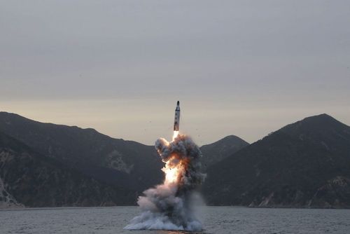 تصویر منتشر شده خبرگزاری رسمی کره شمالی از پرتاب موفق موشک از زیر دریایی