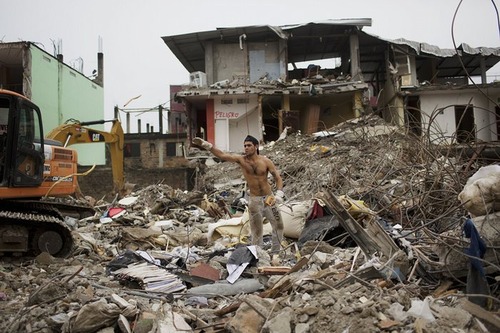 برداشتن آوارهای زلزله – اکوادور