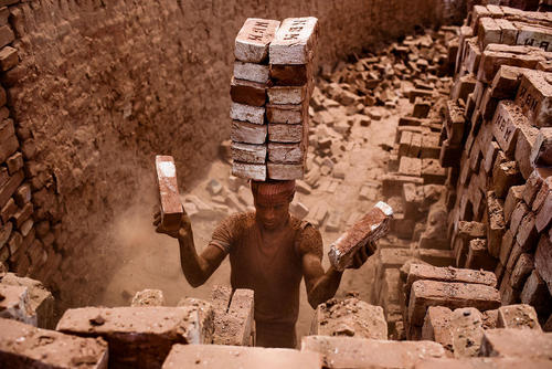 کارگر کارگاه آجر سازی – داکا بنگلادش