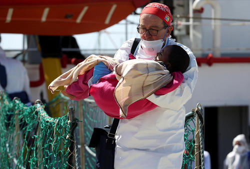 یک پزشک ایتالیایی یک کودک پناهجو را در آغوش گرفته است – جزیره سیسیل