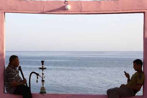 کافه ای در شهر بندری الوجه عربستان در کرانه دریای سرخ