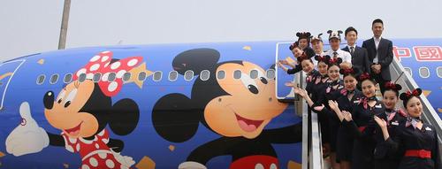 مهمانداران یک ایرلاین چینی در شکل و شمایل میکی موس