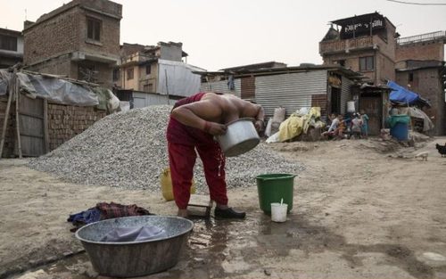 حمام گرفتن در شهر زلزله زده باختاپور نپال