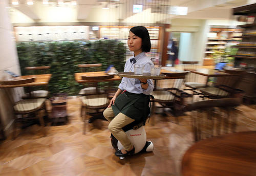 ماشین طراحی شده هوندا موتور برای گارسون های کافه ها و رستوران های بزرگ – کافه  حاجیمارینو در شهر توکیو
