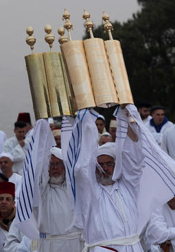 کشیشان جامعه سامریان باستان فلسطین در حال حمل نسخه های تورات به بلندای یک کوه در نزدیکی نابلس در چارچوب آیین های عید فصح 