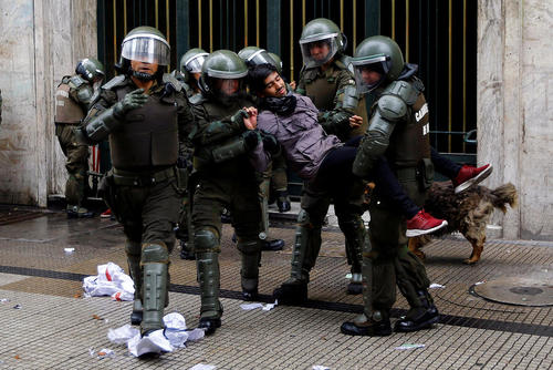 دستگیری دانشجویان معترض به نظام آموزشی شیلی در جریان تظاهرات دانشجویی در شهر سانتیاگو