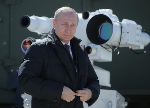 ولادیمیر پوتین رییس جمهوری روسیه در حال نظارت بر پرتاب فضا پیمای سایوز روسی 