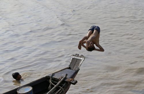 آب تنی در رودی در یانگون میانمار