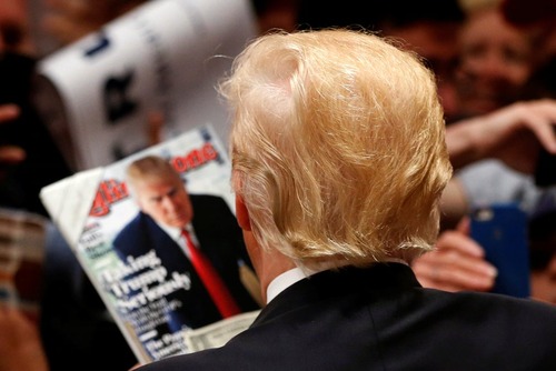 دونالد ترامپ نامزد جنجالی جمهوریخواه برای انتخابات ریاست جمهوری آمریکا در حال مطالعه مجله ای که تصویرش روی جلد آن شده است – کالیفرنیا