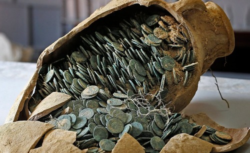 کشف 19 کوزه حاوی 600 کیلوگرم سکه برنزی و نقره ای متعلق به قرن چهارم میلادی در روستای توارس در نزدیکی شهر سویل اسپانیا