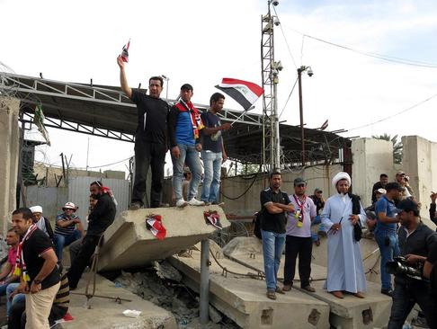 تجمع و حمله حامیان مقتدی صدر به اماکن دولتی در بغداد