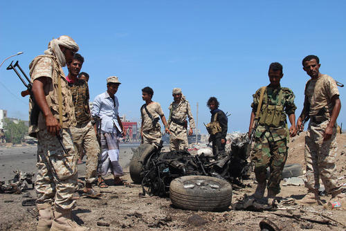 بقایای خودروی بمب گذاری شده در شهر بندری عدن در یمن