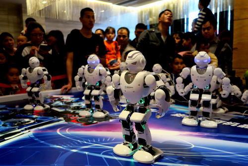 روبات در حال رقص در نمایشگاه روبات ها در شهر گویلین چین