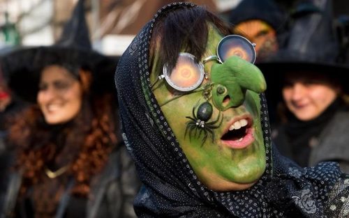پوشیدن لباس و گریم جادوگری در جریان یک جشنواره در آلمان