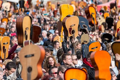بزرگ ترین گردهمایی گیتاریست ها در لهستان برای ثبت در کتاب رکوردهای گینس