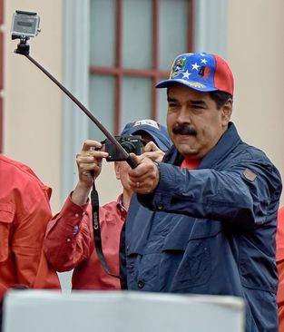 سلفی گرفتن نیکولاس مادورو رییس جمهوری ونزئلا در جریان تظاهرات روز جهانی کارگر در شهر کاراکاس