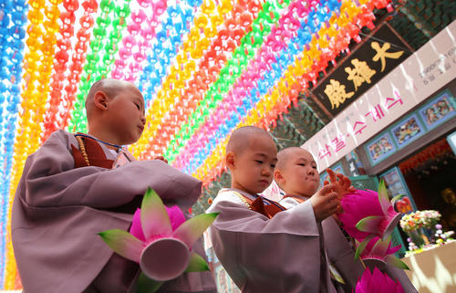 راهبان خردسال بودایی در معبدی در شهر سئول کره جنوبی