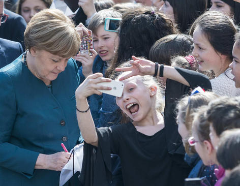 بازدید آنگلا مرکل صدر اعظم آلمان از مدرسه متوسطه فرانسوی در برلین همزمان با روز پروژه اتحادیه اروپا