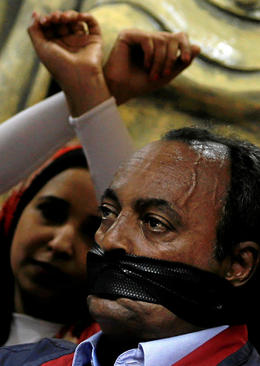 اعتراض روزنامه نگاران مصری به بازداشت روزنامه نگاران از سوی دولت در نشست خبری روز جهانی آزادی مطبوعات در سندیکای روزنامه نگاران مصر در قاهره
