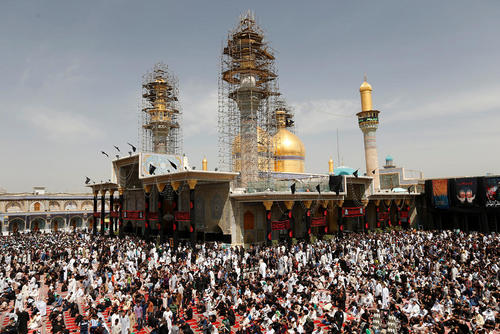 تجمع زائران شیعه عراقی در حرم امام موسی کاظم (ع)  در سالگرد شهادت هفتمین امام شیعیان