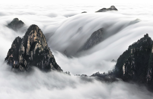آبشار مه و ابر صبح گاهی بر فراز رشته کوههای زرد - چین