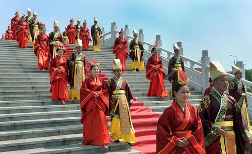 ازدواج دسته جمعی 20 زوج در روز جوان – چین