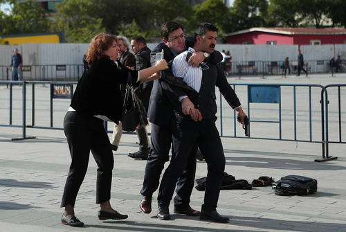دستگیری یک فرد مسلح که قصد داشت در مقابل دادگاهی در استانبول به سمت جان دوندار سردبیر روزنامه جمهوریت ترکیه شلیک کند. در تصویر همسر دوندار و یک فرد دیگر این مرد را گرفته اند تا به نیروهای پلیس تحویل دهند