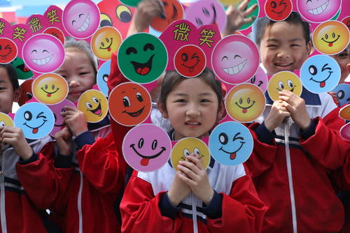 دانش آموزان مدرسه در چین به استقبال روز جهانی لبخند رفته اند