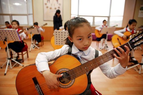 گیتار نوازی کودکان در قصر بچه ها در شهر پیونگ یانگ کره شمالی