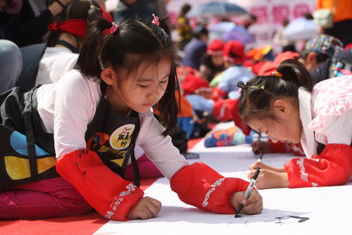 کودکان دانش آموز چینی در حال نقاشی کردن مادرانشان در روز مادر در چین 
