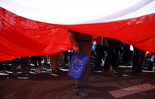 تظاهرات حامیان اتحادیه اروپا و مخالفان حکومت در ورشو لهستان