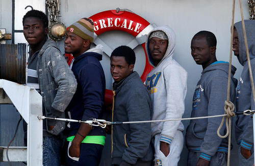 پناهجویان آفریقایی در صف ورود به ایتالیا