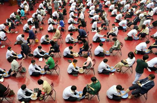 دانش آموزان دبیرستانی در شهر دایجئون کره جنوبی در روز 