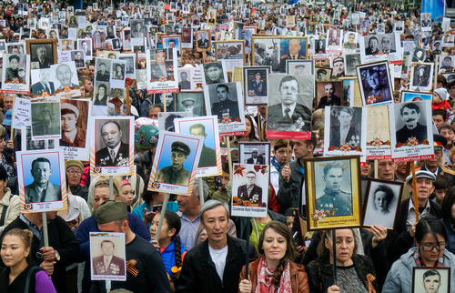 تظاهرات خانواده شهدای قزاقستانی جنگ دوم جهانی در سالگرد شکست آلمان نازی -  شهر آلماتی 
