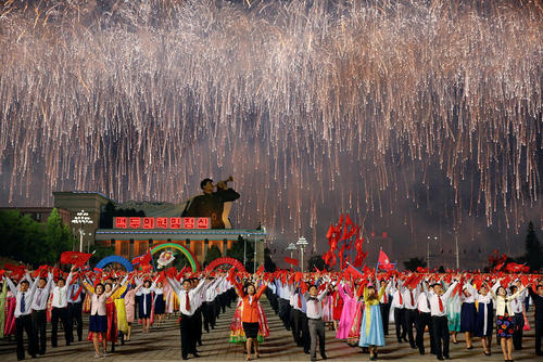 حضور دهها هزار نفر در جشن پایان موفق کنگره حزب حاکم کره شمالی – پیونگ یانگ