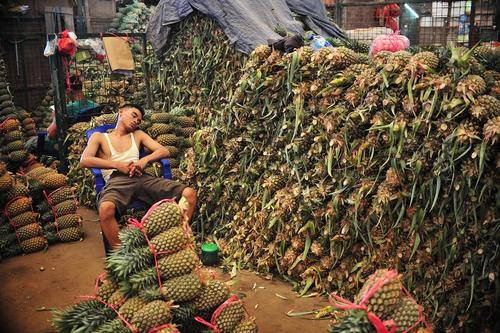 بازار میوه و سبزیجات در شهر جاکارتا اندونزی