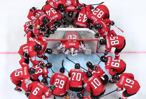 بازی دو تیم هاکی روی یخ سوییس و دانمارک در چارچوب رقابت های جام جهانی هاکی روی یخ در مسکو