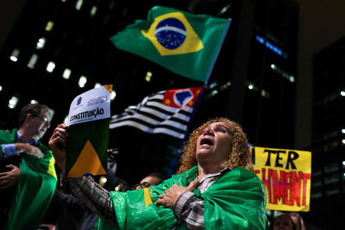 تظاهرات مخالفان دیلما روسف رییس جمهوری برزیل در حمایت از درخواست استیضاح او همزمان با بررسی این موضوع در سنای برزیل – سائوپائولو