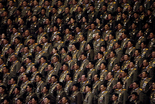 افسران ارتش کره شمالی در کنسرت پایان کنگره سراسری حزب حاکم کره شمالی در حال احترام به پخش سرود ملی این کشور هستند