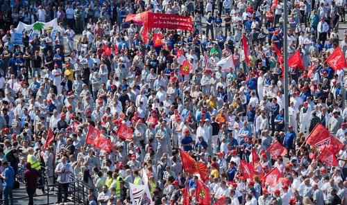 تظاهرات و اعتصاب هزاران کارگر کمپانی فولکس واگن آلمان با درخواست افزایش دستمزد – وولفسبورگ