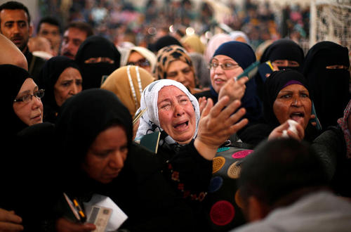 زن غزه ای در حال التماس به ماموران گارد مرزی مصر برای عبور از مرز رفح و ورود به مصر