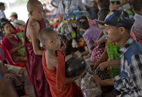 راهبان کودک و نوجوان در شهر یانگون میانمار در حال جمع آروی اعانه از مردم