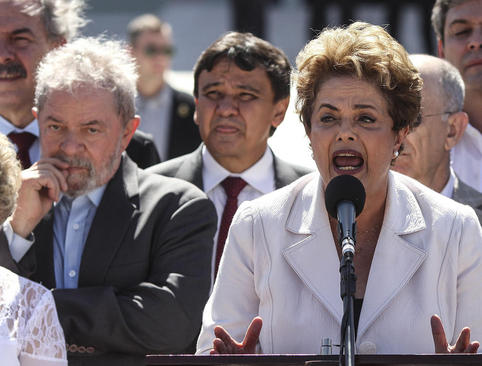 خانم دیلما روسف رییس جمهوری تعلیق شده برزیل در سخنرانی خود در بیرون کاخ پلانتا در شهر ریودوژانیرو، رای به تعلیق خود از سوی سنای این کشور را یک کودتا دانست