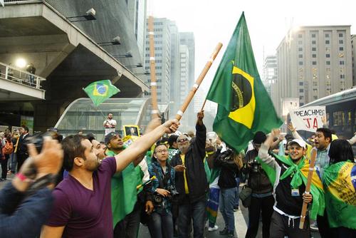 شادمانی مخالفان دیلما روسف از تعلیق ریاست جمهوری او از سوی سنای برزیل - سائوپائولو