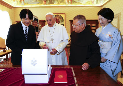 مراسم تبادل هدایا بین پاپ فرانسیس رهبر کاتولیک های جهان با پرنس آکیشینو (نفر سمت چپ تصویر) ولیعهد ژاپن و همسرش – واتیکان